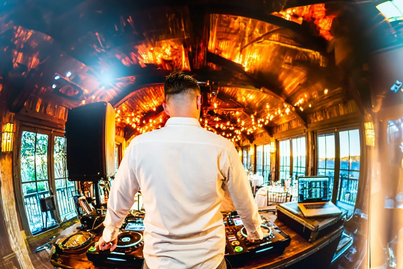 Hochzeits-DJ Nick Baumgarten am DJ-Pult auf einer Hochzeit in Hamburg
